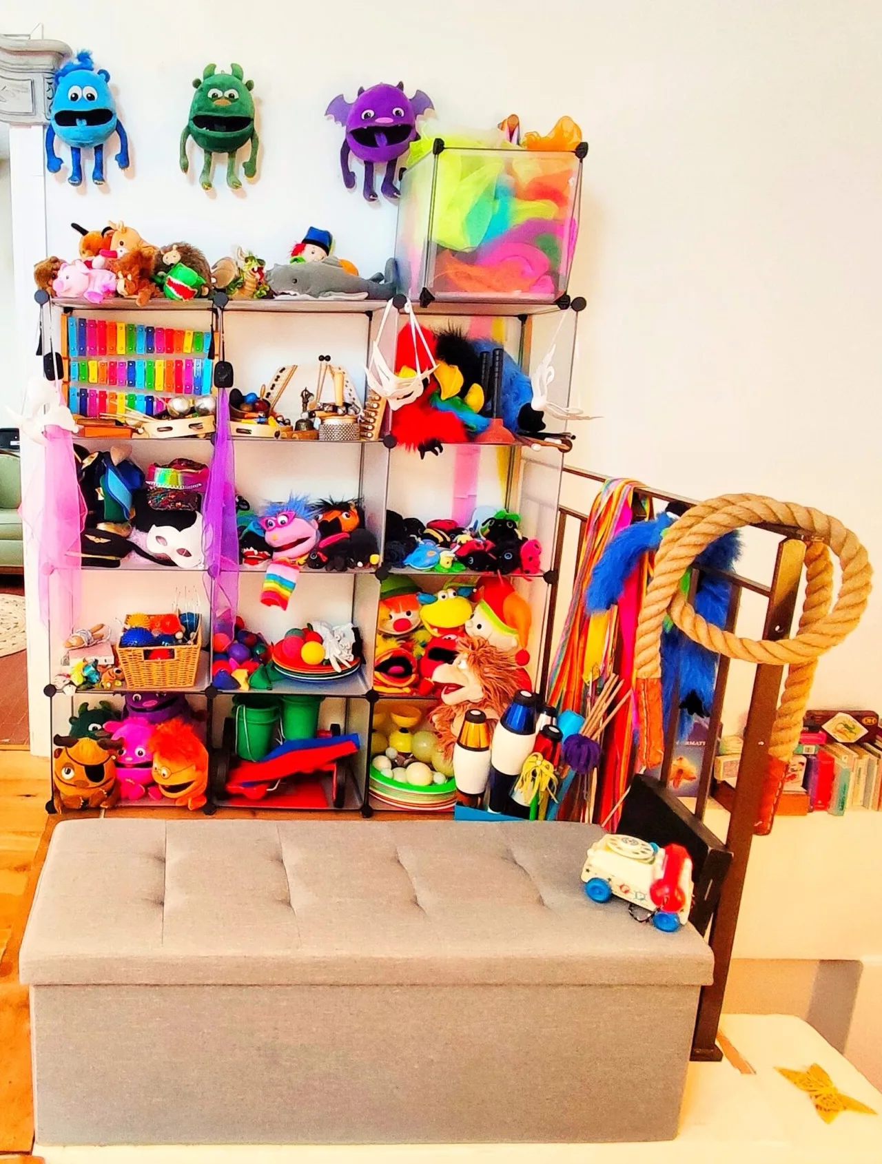 Cabinet d’art-thérapie à Tourrette-Levens : espace créatif avec marionnettes, objets symboliques et matériel artistique