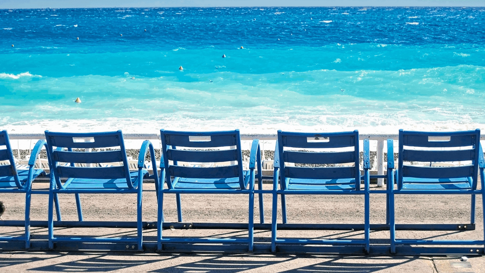 Les chaises bleues de Tourrette-Levens à Nice