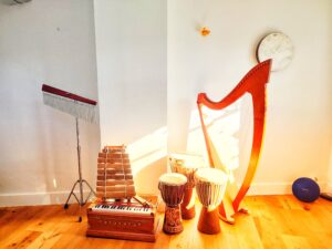 Musicothérapie et art-thérapie sonore à Tourrette-Levens : harpe, tambours, harmonium et percussions