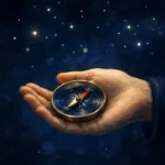 Main ouverte tenant une boussole à l’aiguille instable sur fond étoilé bleu nuit, symbole de l’incertitude et de l’orientation intérieure