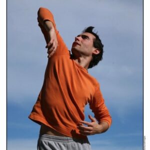 Mickaël Chalopin, danseur butô, en mouvement les bras levés vers le ciel, cours de Danse Butô à Haguenau
