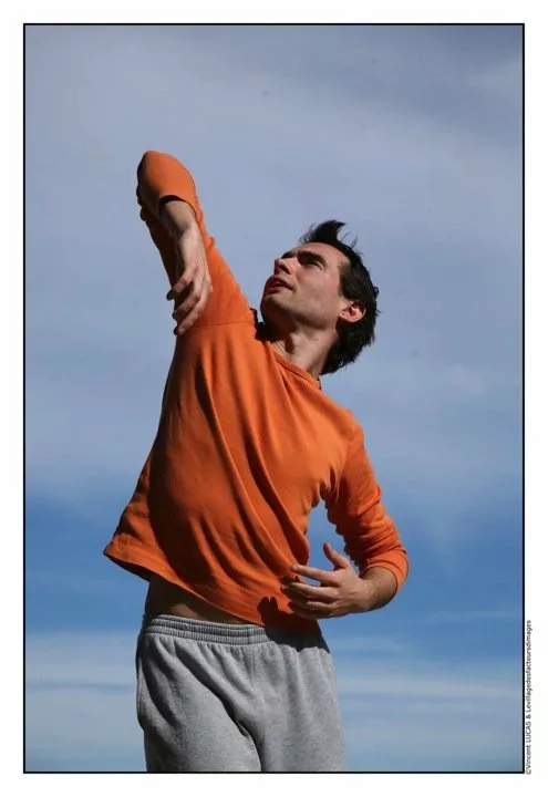 Mickaël Chalopin, danseur butô, en mouvement les bras levés vers le ciel, cours de Danse Butô à Haguenau