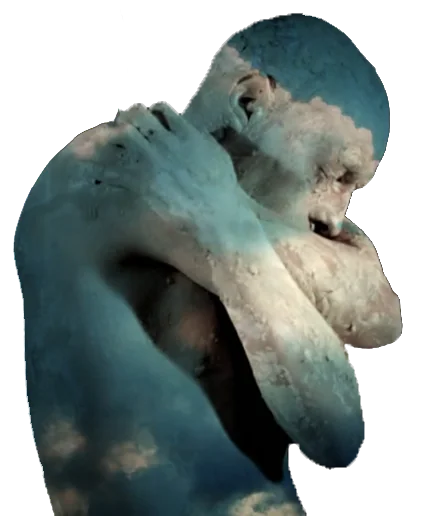 Danseur butô replié sur lui-même, bras enroulés autour de la tête, la peau traversée par un ciel bleu et des nuages, comme si le corps devenait paysage. Image extraite de la vidéo « Souffle » de Kim Cao.